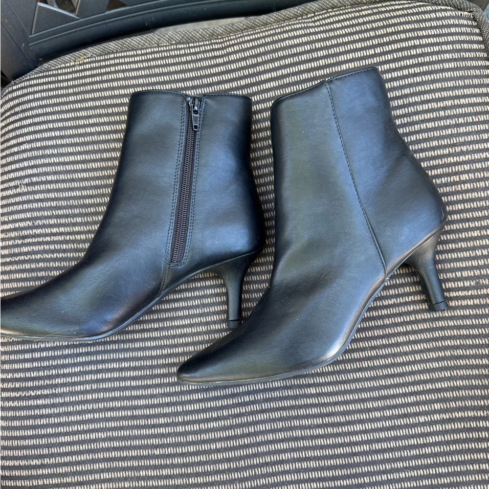 Rampage Black Leather Ankle Booties with Kitten Heel